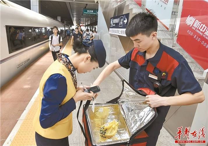 丹麦小哥在中国高铁上点了外卖:没整明白怎么送上来的,但真香!